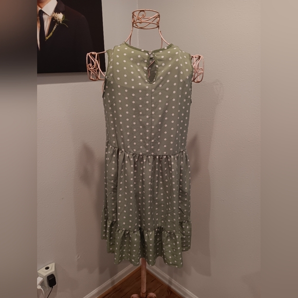 Polka Dot Sleeveless Green Dress - Picture 3 of 6